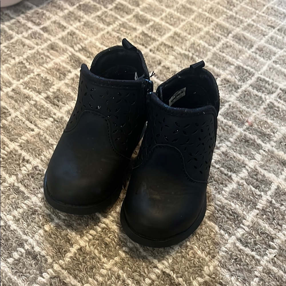 Toddler Girl Black Ankle Boots with Cutout Design, Size 5
